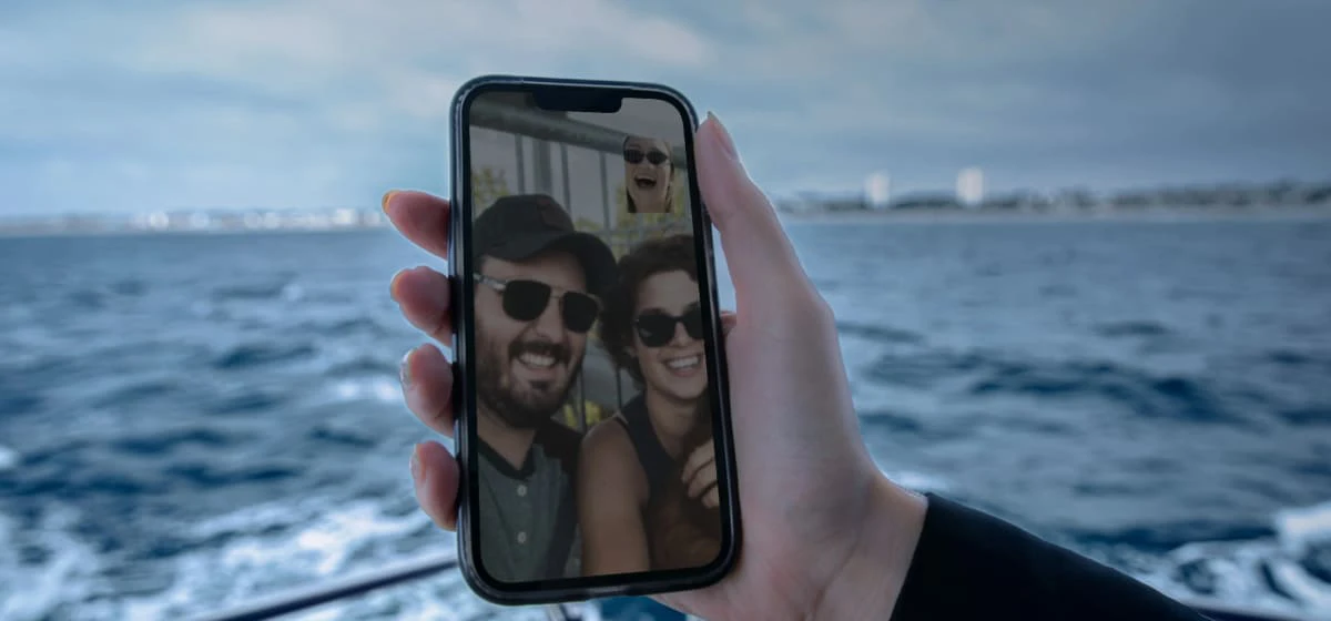 Celular em videochamada em um barco
