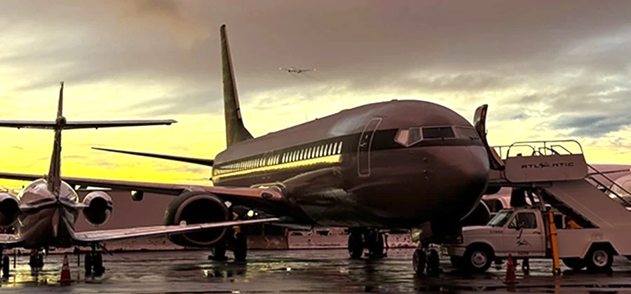 Jato de passageiros no pátio de aeronaves ao pôr do sol