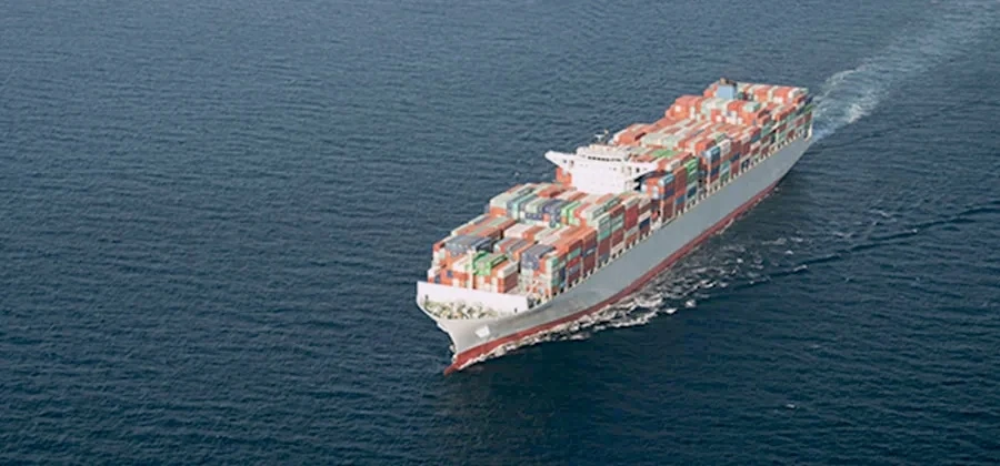 Navio porta-contêineres no oceano