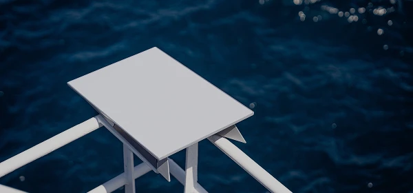 Starlink montado em corrimão de um barco