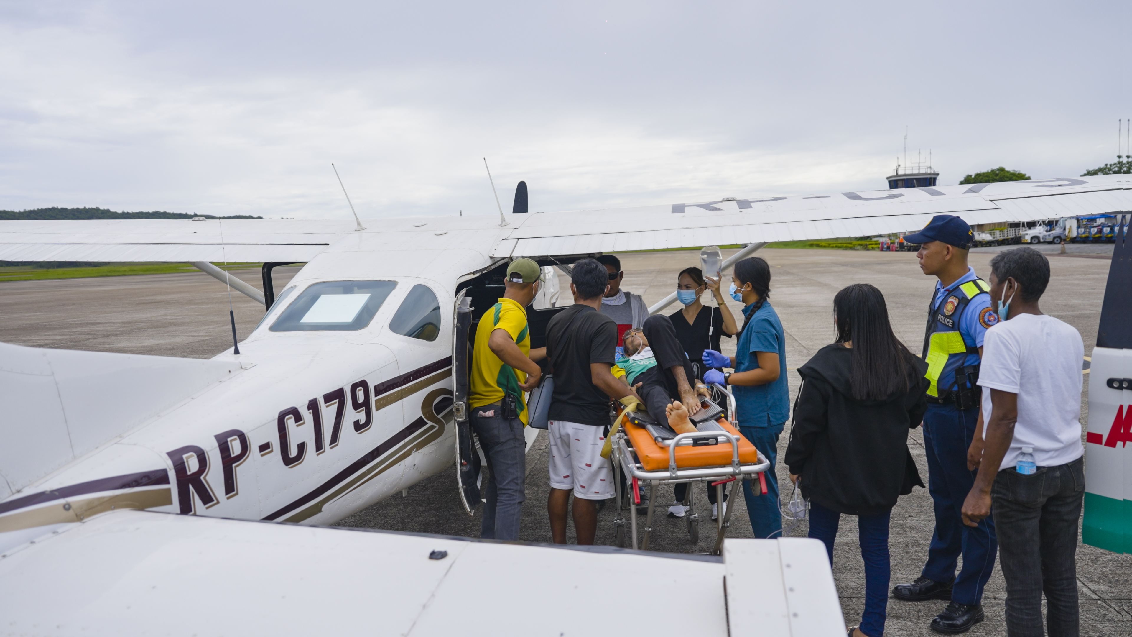 Uma ambulância aérea conectada pela Starlink atendendo ilhas remotas nas Filipinas.