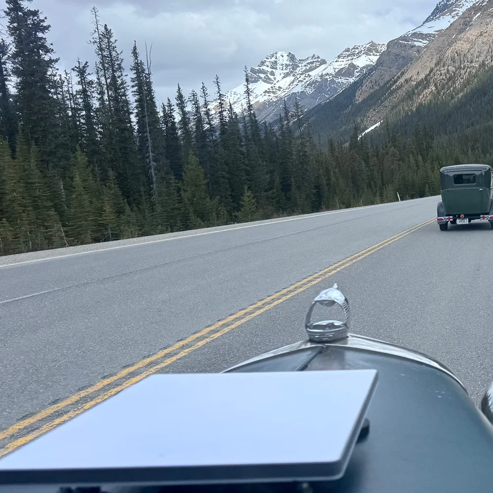Um veículo em uma viagem de carro para o Alasca equipado com Starlink Mini.