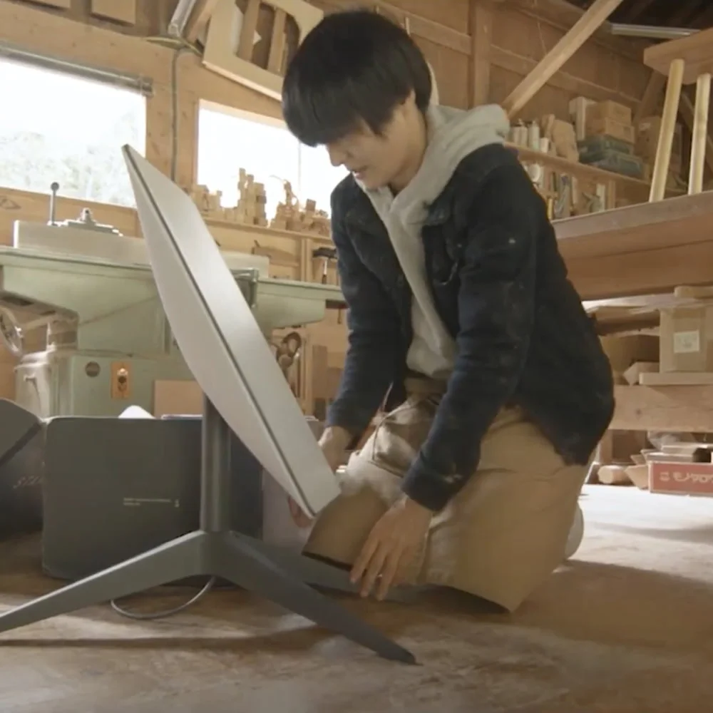 Um artesão de móveis trabalhando em Kumamoto, Japão, conectado pela Starlink.