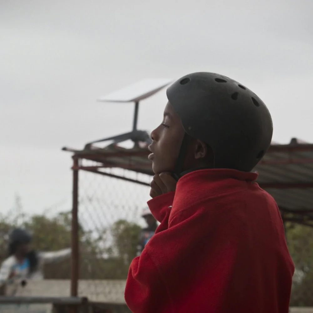 Uma comunidade de skate em Maputo, Moçambique, mantendo-se conectada com a Starlink.