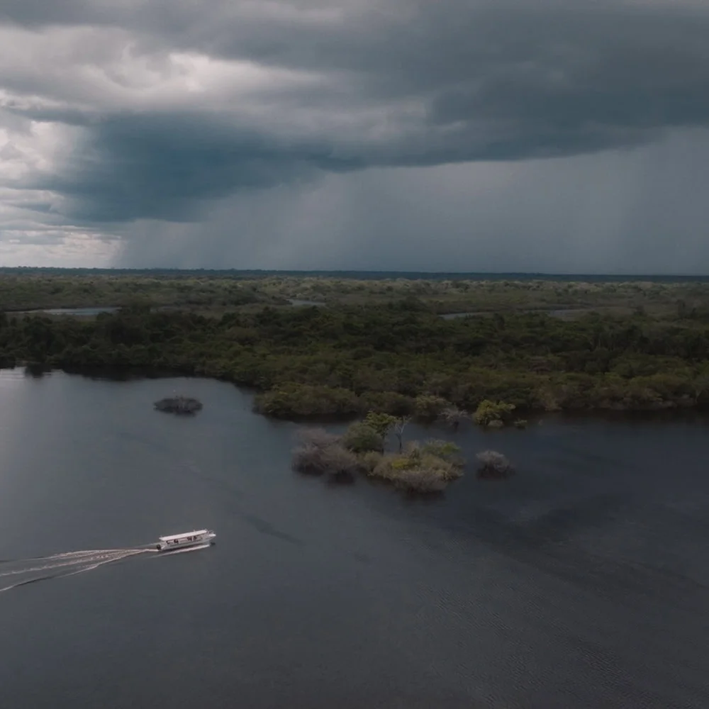 Uma comunidade na região amazônica do Brasil conectada pela Starlink.